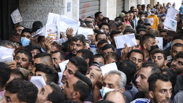 مردان غزه برای دریافت مجوز کار در اسرائيل صف کشیدند