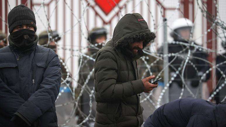 بلاروس گروهی از پناهجویان را از مرز جابجا کرد