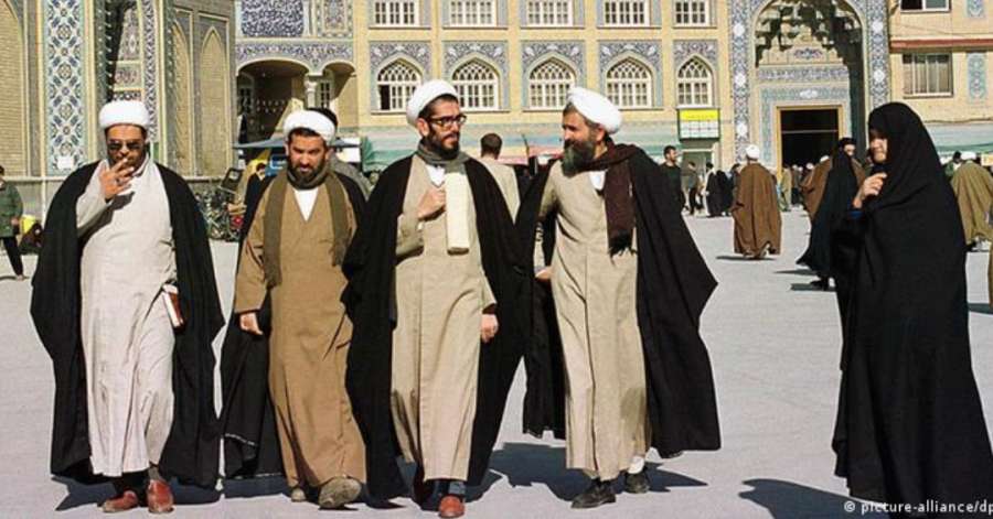 روزنامه جمهوری اسلامی: بودجه حوزه‌های علمیه را حذف کنید