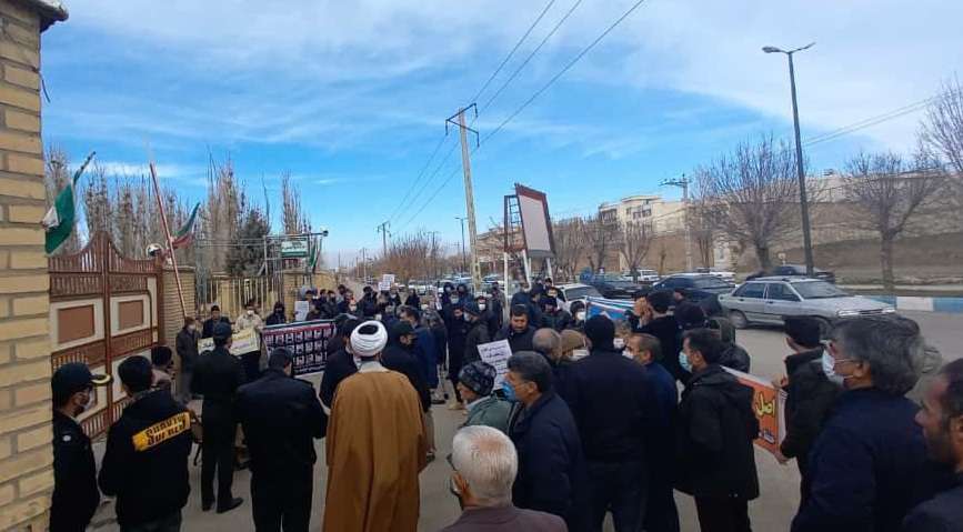 تجمع اهالی روستای اوغولبیک مقابل فرمانداری تکاب بر علیه معدنکاران اصفهانی + فیلم