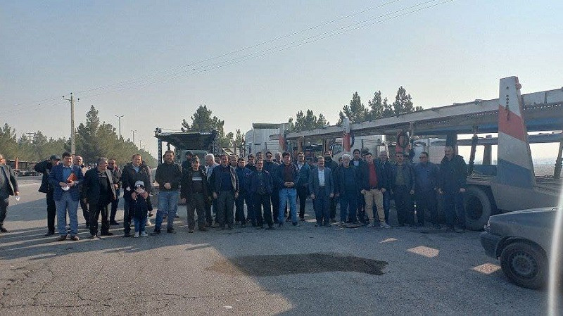 اعتصاب رانندگان تریلی مقابل ایران خودرو تبریز