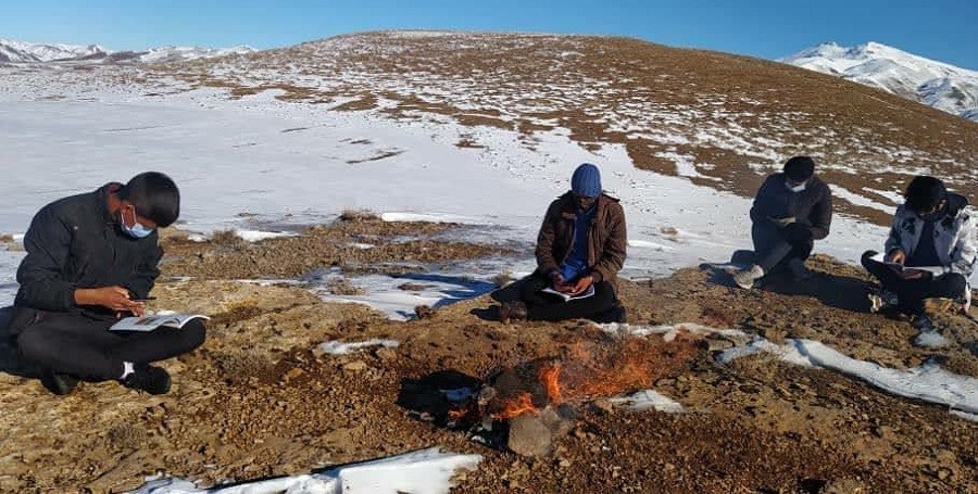 سرگردانی دانش آموزان روستای بابانظر تکاب در کوهها برای دریافت اینترنت