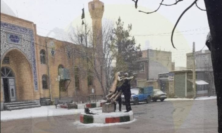 مجسمه زن و مرد در شهر لیلان به بهانه نداشتن چادر برچیده شد