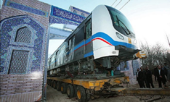 تهران واگن‌های مترو تبریز را به شیراز داد + فیلم
