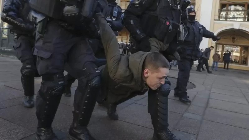 در اعتراضات مخالفان جنگ در روسیه هزاران نفر بازداشت شدند