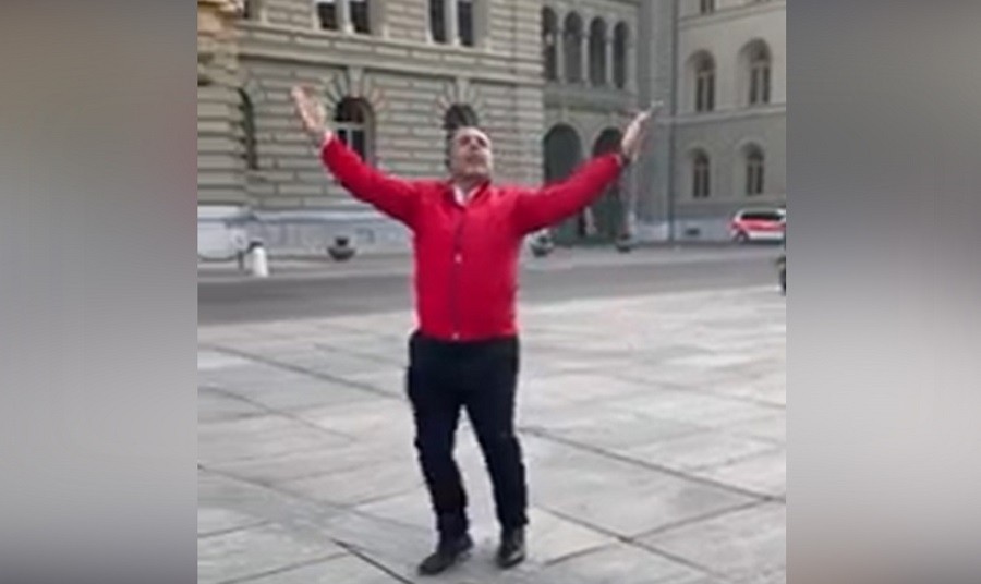 اجرای رقص آذربایجانی مقابل پارلمان سوئیس در اعتراض به برنامه فاشیستی «عصر جدید» + فیلم