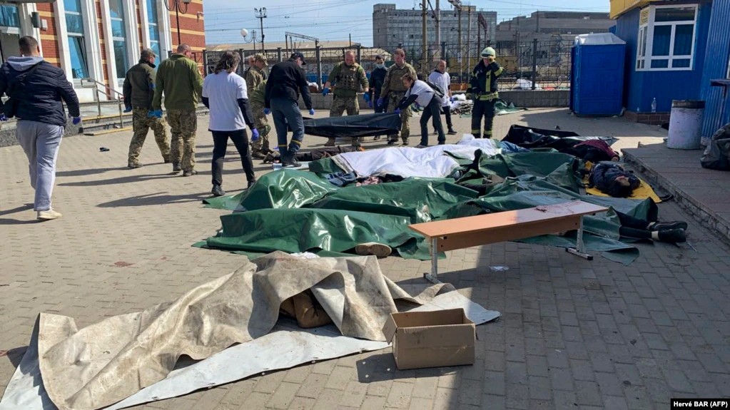 بیش از ۵۰ کشته و ده‌ها زخمی در حمله راکتی روسیه به ایستگاه قطار غیرنظامیان در اوکراین
