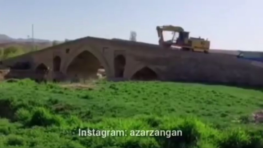عبور بیل مکانیکی ۲۵ تنی از روی پل تاریخی سردار زنجان + فیلم