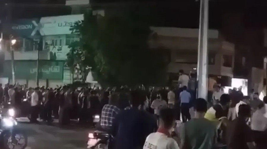 گسترش دامنه اعتراضات در الاحواز؛ پرچم ایران در ایذه پایین کشیده شد