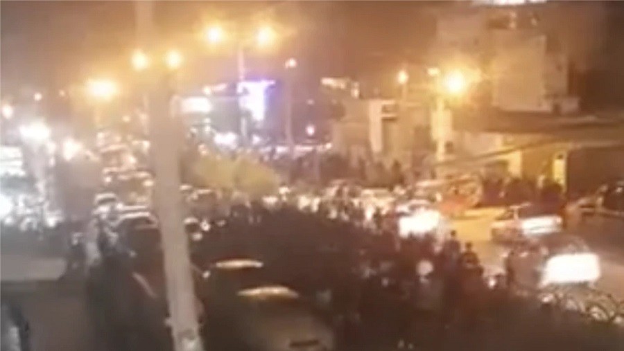 گسترش اعتراضات در ایران و سر دادن شعارهای «مرگ بر خامنه ای»، «مرگ بر رئیسی» + فیلم