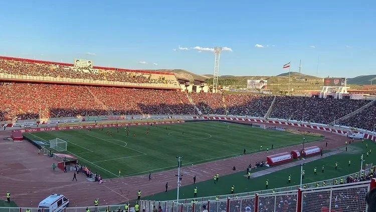 لحظه سنگ‌پرانی دو بازیکن پیروزی به سمت بازیکنان و تماشاگران تراختور - ویدئو