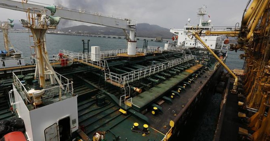 رویترز: یک ابرنفتکش حامل نفت ایران وارد آب‌های ونزوئلا شد