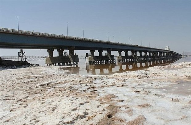 استحکام پایه‌های فلزی پل میان‌گذر دریاچه ارومیه از بین رفته است‌