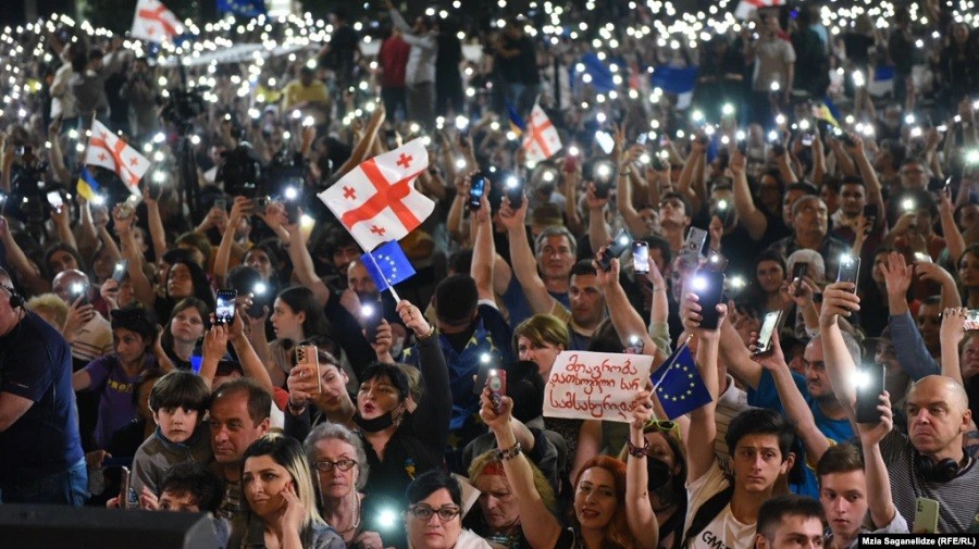 مخالفان دولت گرجستان و حامیان پیوستن به اتحادیه اروپا، بار دیگر به خیابان‌ها آمدند