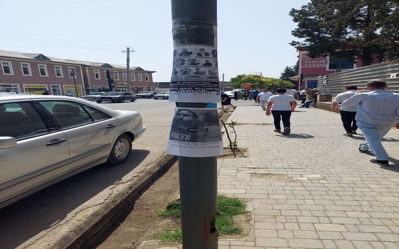 نصب پوستر در شهر ماساللی آذربایجان شمالی ؛«آذربایجان میللی محبوسلارینا آزادلیق» + تصاویر