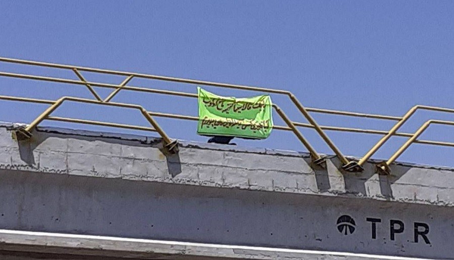 نصب پوستر و پارچه نوشته در اردبیل در رابطه با قورولتای قلعه بابک + عکس