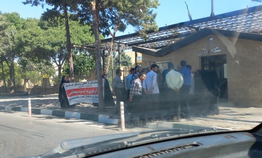 تجمع اعتراضی اهالی روستای خرمدرق در مقابل استانداری زنجان به دلیل نبود آب شرب