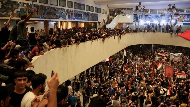 تسخیر پارلمان عراق توسط معترضان با شعار علیه ایران