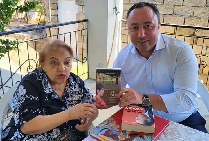 کتاب «آذربایجان جنوبی در طول جنگ ۴۴ روزه قره باغ» به نویسنده «داستان‌های سحرانگیر تبریز» اهدا شد