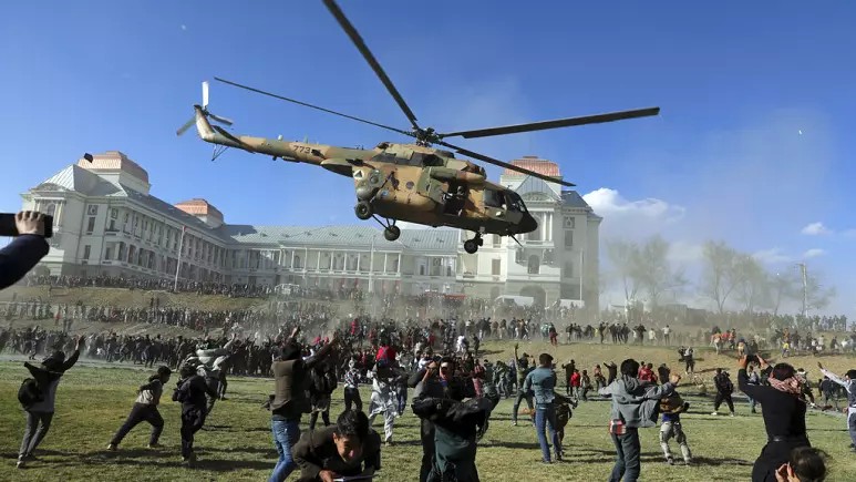 چهار هلی‌کوپتر ۵۴ سرنشین؛ جزئیات فرار اشرف غنی به امارات