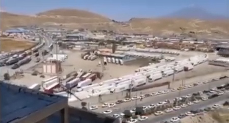 اعتراض شدید رانندگان گمرک بازرگان با بوق‌های ممتد + فیلم