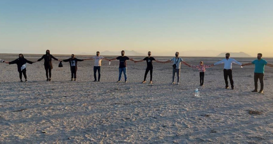 تشکیل‌ زنجیره‌ انسانی برای نجات دریاچه ارومیه + عکس