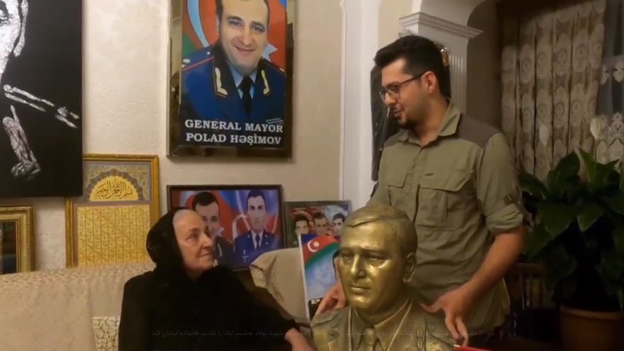 دانشجوی تبریزی پس از اتمام تور دوچرخه سواری‌اش مجسمه شهید پولاد هشیم‌اوف را تقدیم خانواده ایشان کرد +فیلم