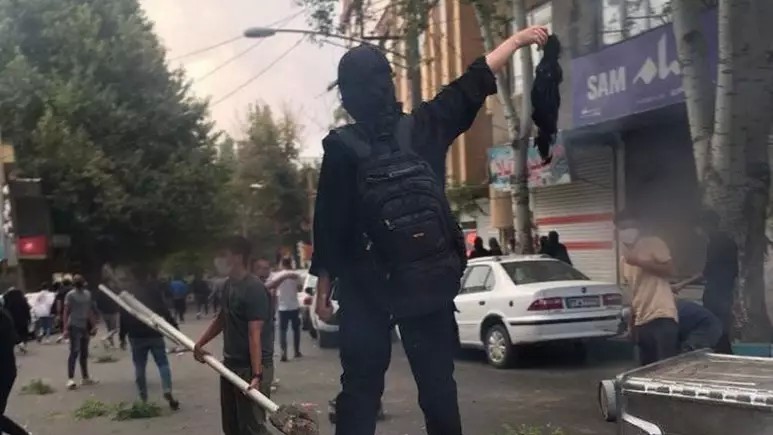 در هشتمین شب اعتراض‌ها، تهران و ده‌ها شهر ایران صحنه تظاهرات ضدحکومتی بودند