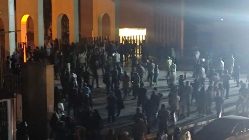 یورش نیروهای امنیتی به دانشگاه شریف؛ شلیک گلوله‌ ساچمه‌ای و بازداشت گسترده دانشجویان