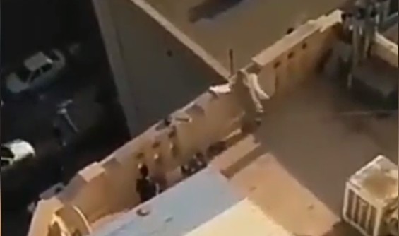 پلیسی که چادر سر ‌کرده و به معترضان شلیک می کند + فیلم