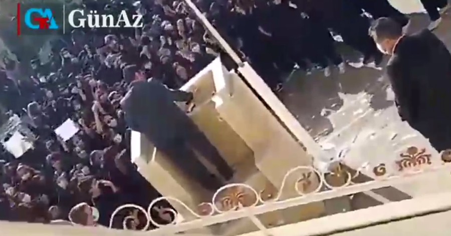 دانش‌آموزان با موهای باز در مدرسه: «بسیجی برو گم شو» - ویدئو