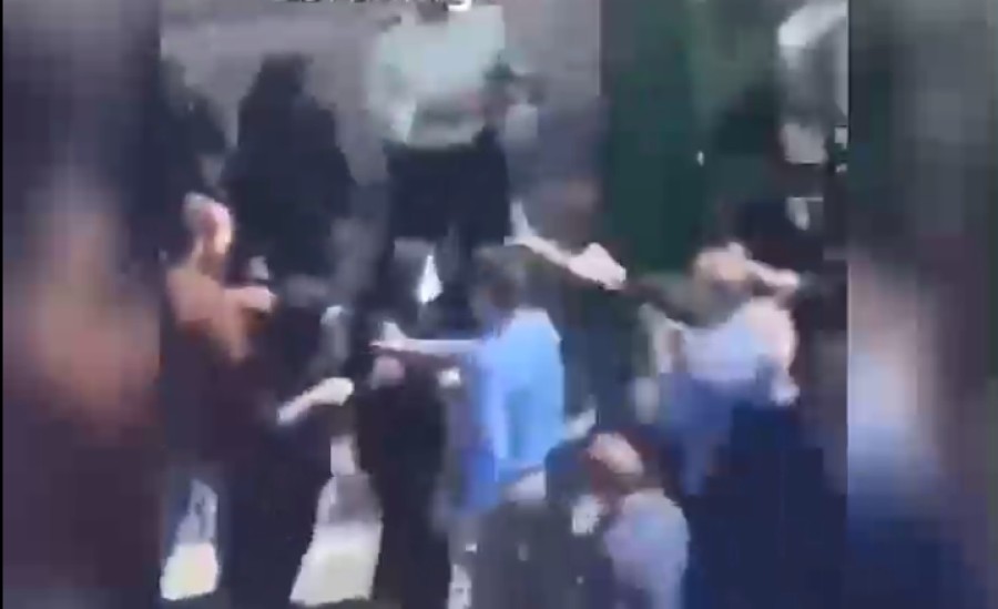 ضرب و شتم دانش‌آموزان دختر توسط نیروهای امنیتی حکومت ایران + فیلم