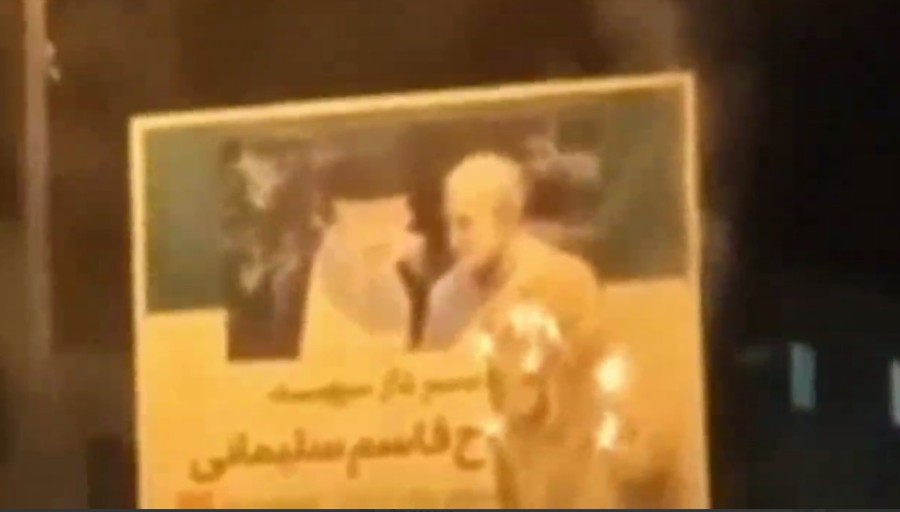 مراغه: بنر علی خامنه‌ای و قاسم سلیمانی به آتش کشیده شد + ویدئو