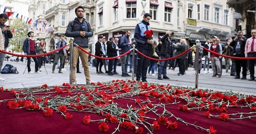 گرامیداشت یاد قربانیان حادثه تروریستی در خیابان استقلال استانبول