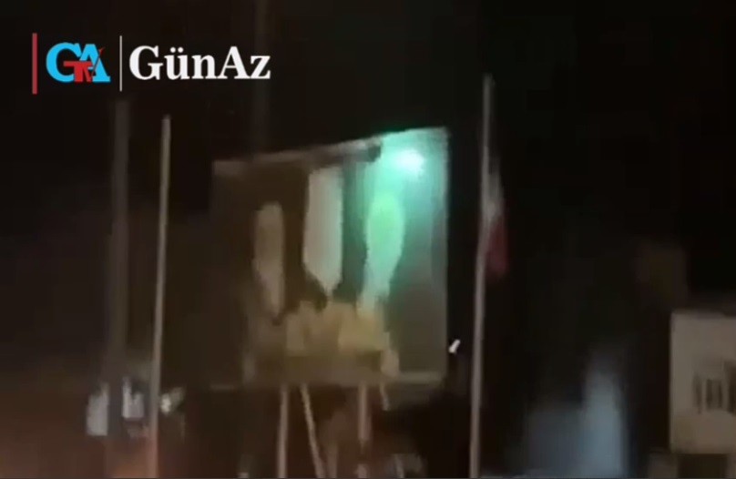 قیام آذربایجان؛ بنر خمینی و خامنه‌ای در آتش خشم جوانان تبریز + ویدئو