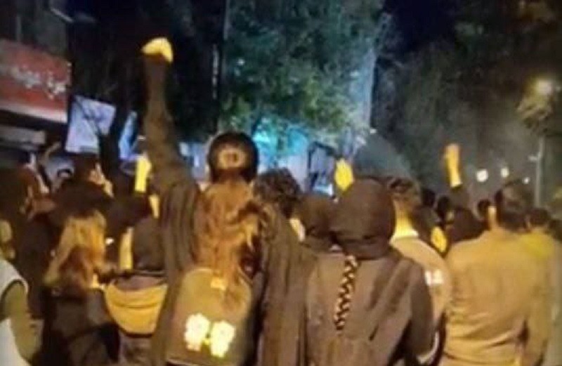انتقال ۲۵ نفر از شهروندان بازداشت‌شده اعتراضات خوی به زندان این شهر