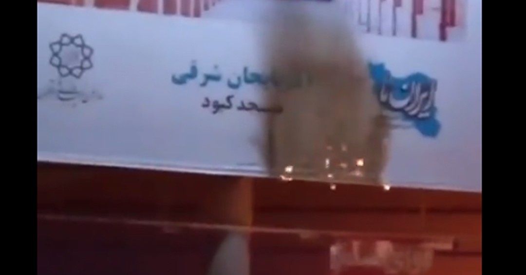 وقتی رسانه‌های سلطنت طلبان آتش زدن بنرهای آثار تاریخی آزربایجان را به نمایش می‌گذارند - ویدئو