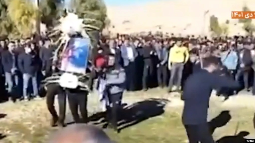 ‌‎خاکسپاری نمادین یکی از کشته شدگان ایذه که حکومت از تحویل پیکرش خودداری می کند