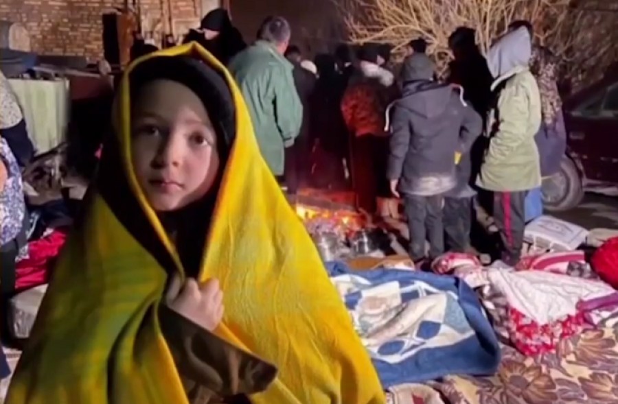 کودکان زلزله‌زده در خوی در سرما و زیر برف می‌خوابند + فیلم