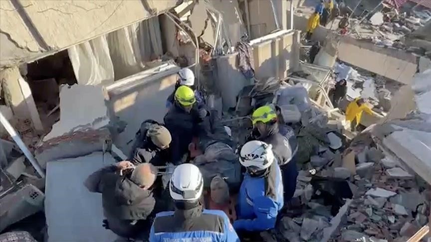 نیروهای امدادگر آذربایجانی 16 نفر از جمله سه کودک را از زیر آوار نجات دادند
