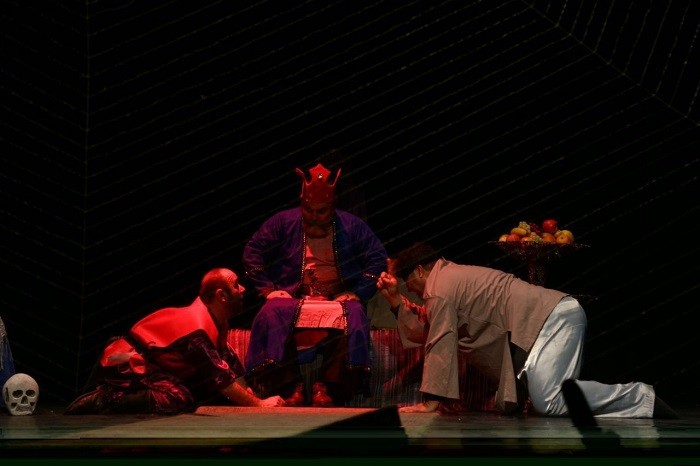 با تلاش گروه هنری ائلشن؛ نمایش تورکی «عدالت» در ارومیه به روی صحنه رفت