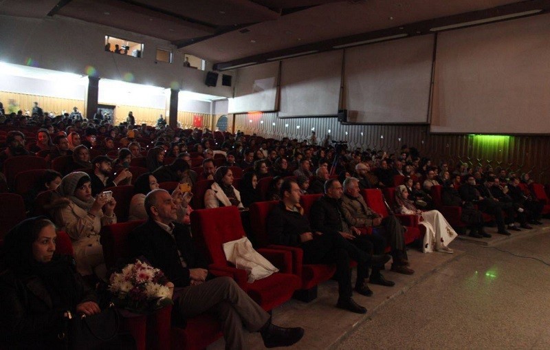 استقبال از تئاتر ترکی «عدالت» در ارومیه همزمان با روز جهانی زبان مادری + عکس