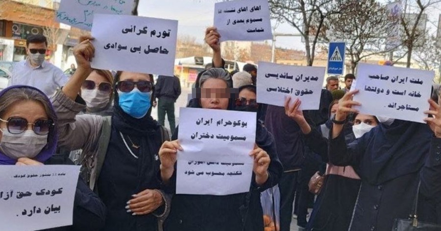 تجمع معلمان در اعتراض به حمله‌های شیمیایی به دختران دانش‌آموز