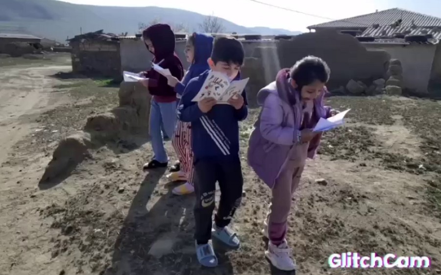 همزمان با اولین روز سال جدید؛ توزیع کتاب تورکی در روستاهای اردبیل توسط مادر حسین حسن نژاد هنرمند آذربایجانی + فیلم