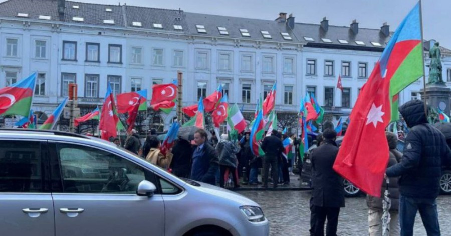 از آذربایجان تا بروکسل؛ صدها نفر در مرکز اروپا شعار «آزادلیق، عدالت، میللی حکومت» سردادند