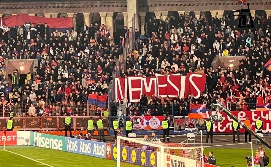برافراشتن نمادهای جعلی و تروریستی توسط طرفداران ارمنی در بازی ترکیه و ارمنستان