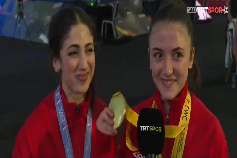 ورزشکاران ترکیه مدال هایشان را به آذربایجان تقدیم کردند + فیلم