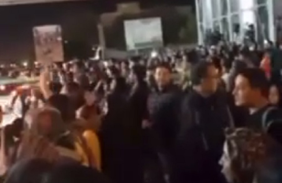 سر دادن شعار های ملی پس از پایان کنسرت رحیم شهریاری در تبریز