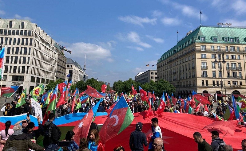 صدای رسای آذربایجانی‌ها در اروپا؛ صدها نفر در برلین شعار «آزادلیق، عدالت، میللی حکومت» سردادند