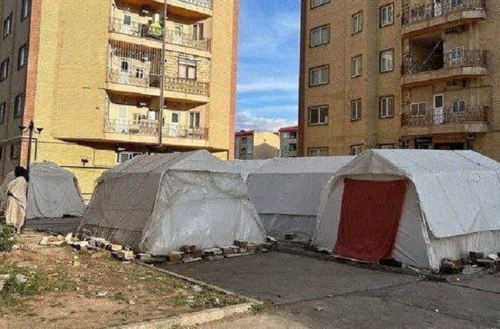 با گذشت بیش از سه ماه؛ زلزله‌زدگان خوی هنوز چادر نشین هستند
